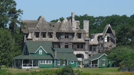 Carleton Villa: Eternos Moradores