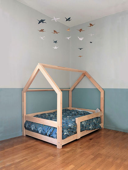 Annexe-architecte-interieur-grenoble-decoration-chambre-enfant-garcon_Des couleurs toutes douces et des oiseaux en origami fait maison pour ce p'tit boy.
Avec en prime un lit cabane de rêve !