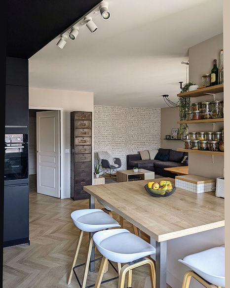 Annexe-architecte-interieur-grenoble-decoration-cuisine_Une cuisine semi-ouverte, dont le plafond noir délimite 2 zones :
- Noir+bois la zone de travail.
- Blanc+bois, la zone repas.