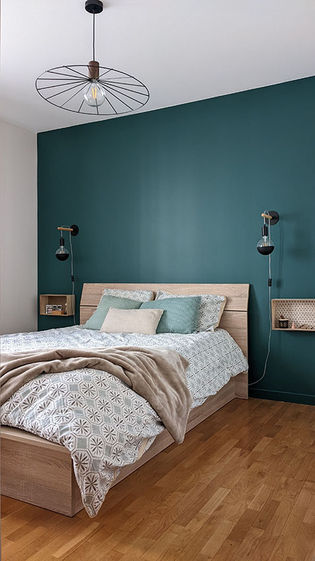 Annexe-architecte-intérieur-grenoble-decoration-chambre-bleu-vert_Dans cette chambre, un bleu vert pétrole vient sobrement habiller la tête de lit.
Faire appel à un architecte d'intérieur, c'est aussi trouver des petites idées qui améliorent le quotidien. Ici, les ampoules à calottes noires permettent d'éclairer sans éblouir... parfaites pour un réveil en douceur !