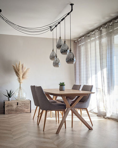 Annexe-architecte-interieur-grenoble-decoration-sejour-salon-Rénovation de ce séjour, avec pose d'un parquet à point de hongrie.
L'éclairage était central et ne mettait pas la pièce en valeur. Un luminaire déporté sur mesure a donc été créé pour que l'éclairage soit ciblé sur la table à manger.