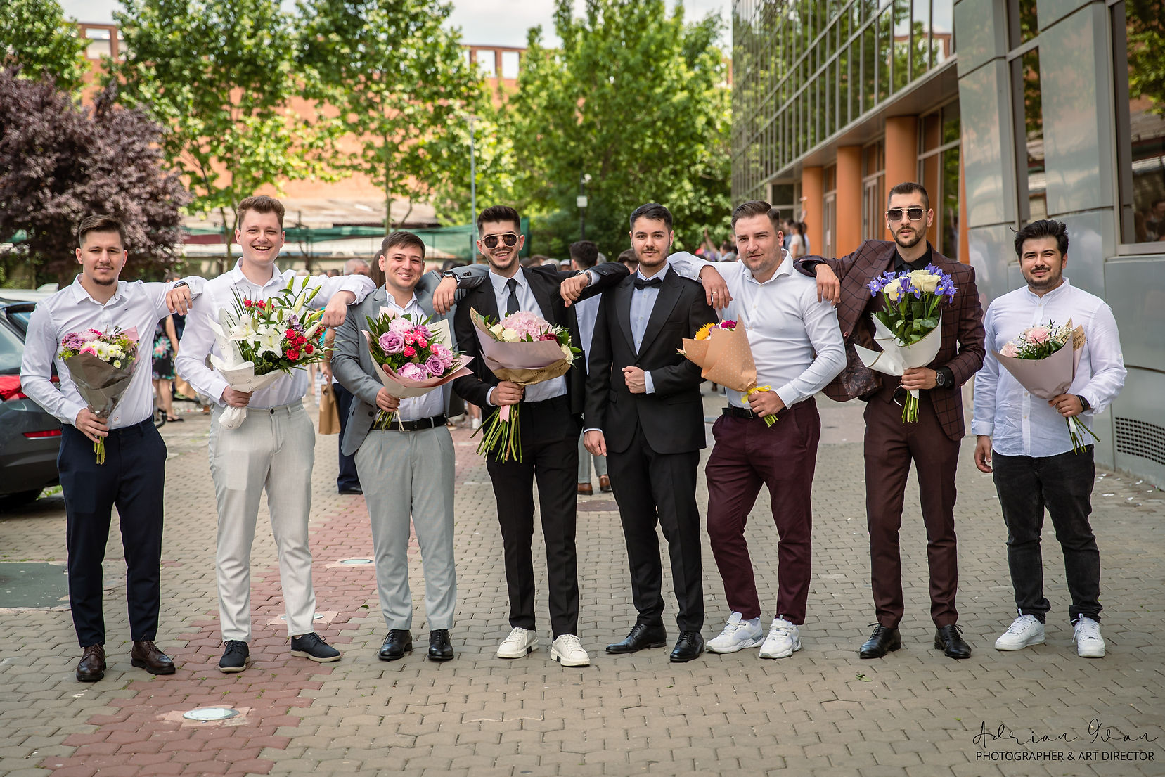 Fotografie de nuntă care captează nu doar momentele cheie, ci și micile detalii care fac ziua specială