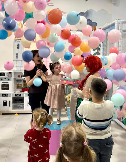 Animator interacționând cu copiii la petrecere aniversară MimaKids