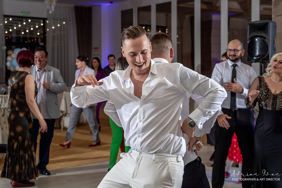 Mireasa aruncând buchetul în aer, cu o mulțime de domnișoare entuziaste în spate