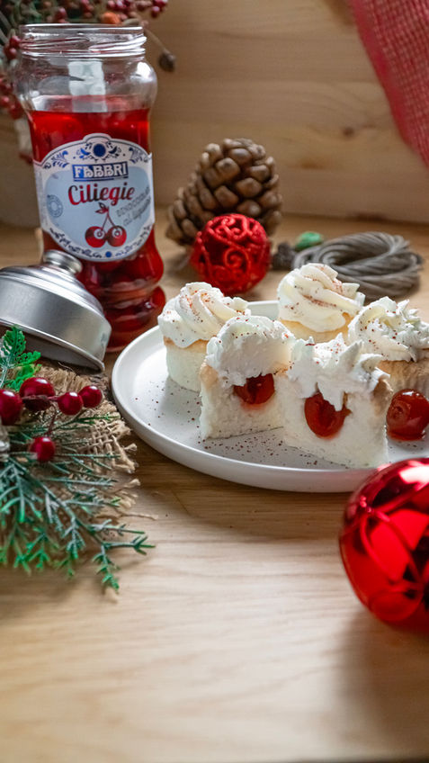 Cupcake Natalizi con sorpresa: le ciliegie Fabbri, denocciolate al liquore