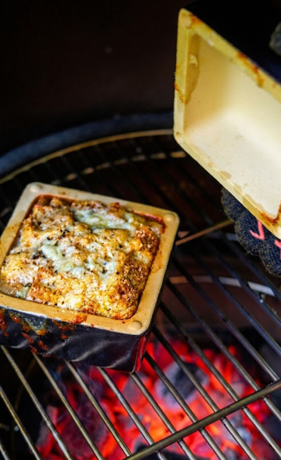 Bricknic sulla brace con dentro il bread pudding al Gorgonzola