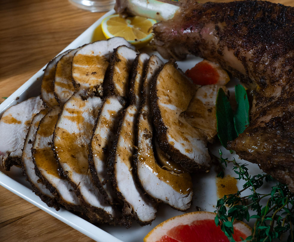 Petto di tacchino con Rub Bugin e salsa gravy: ricetta soul food americana con una gravy cremosa e aromatica.