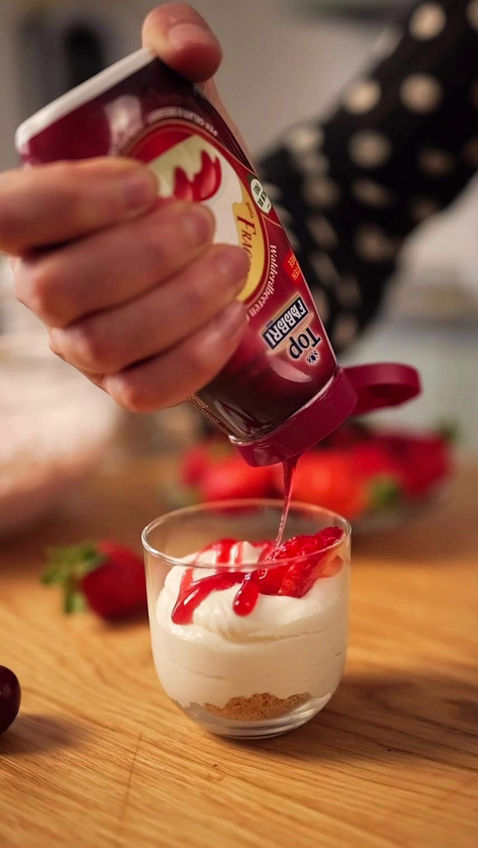 Mousse di Yogurt in bicchierino con Topping di Fragoline di bosco Fabbri