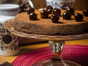 Torta al cioccolato senza farina con Amarena Fabbri: un dessert elegante tra Parigi, Napoli e il Sud degli Stati Uniti, dal cuore fondente e con il tocco dolce-amaro dell’amarena.
