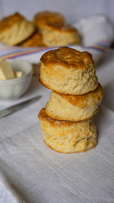 Scopri la storia degli American biscuits, nati nelle cucine soul del Sud, e impara a prepararli soffici e burrosi con la mia ricetta.