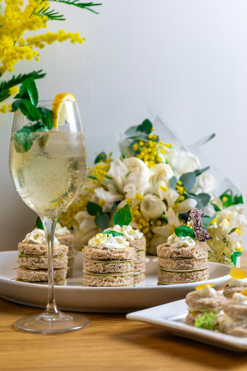 Mini torri salate da brunch, tartine eleganti di Capodanno con sandwich soffici al formaggio, pesto e tacchino, rifinite con crema al caprino, erba cipollina e zest di limone