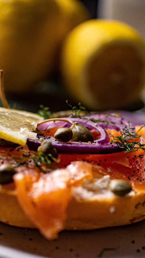 Bagel salmone e cream cheese: il lox