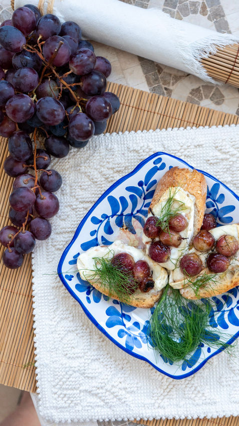 Crostini con Brie e Uva al Forno al Miele e Finocchietto: antipasto veloce e raffinato