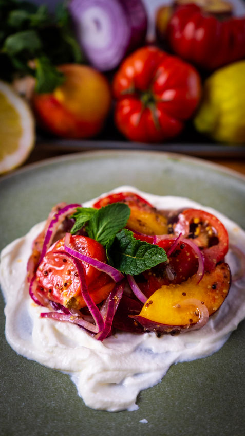 Insalata pesche e pomodori, con panna al caprino
