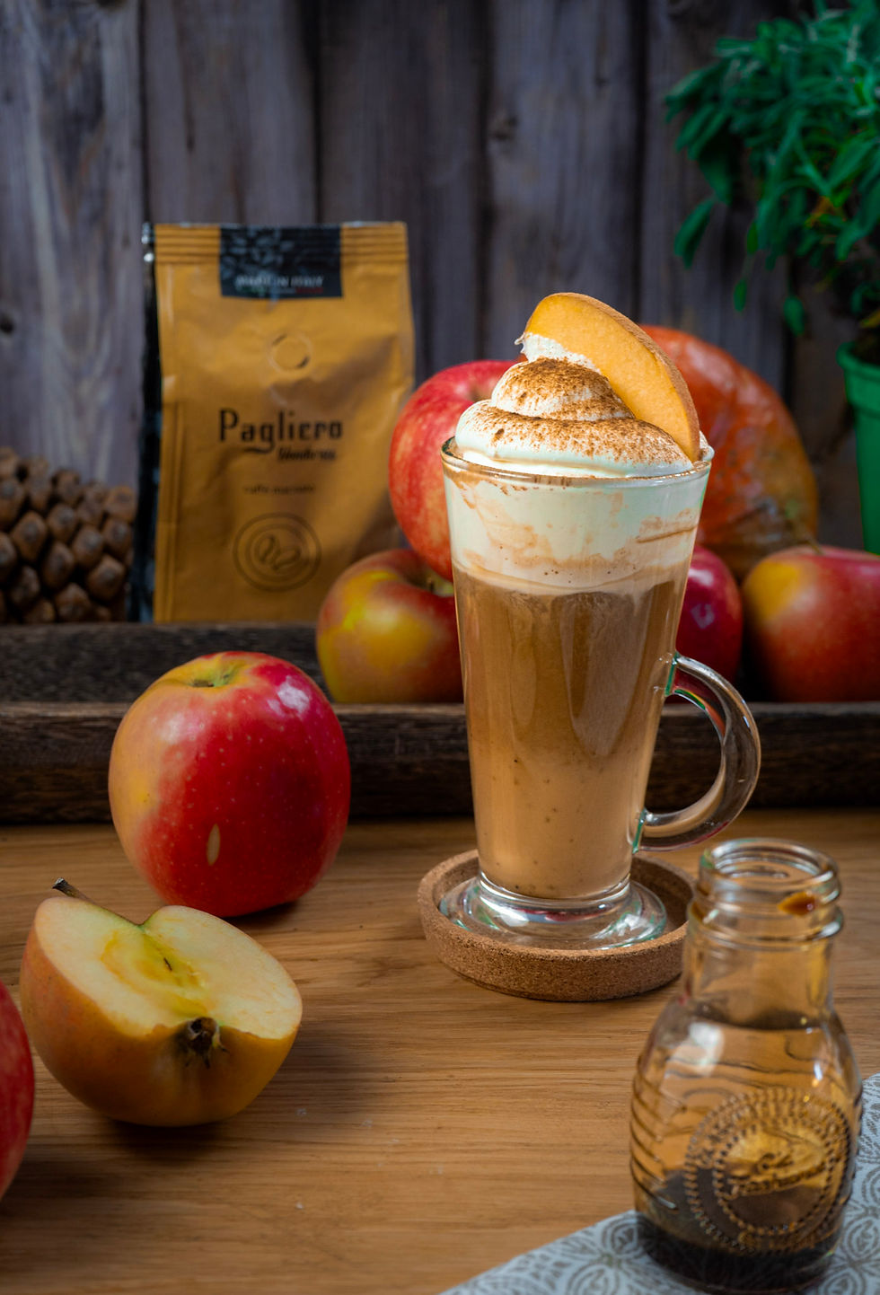 Caramel Apple Macchiato con caffè Pagliero di Tuttocapsule: un caldo abbraccio autunnale al profumo di mela, caramello e cannella.