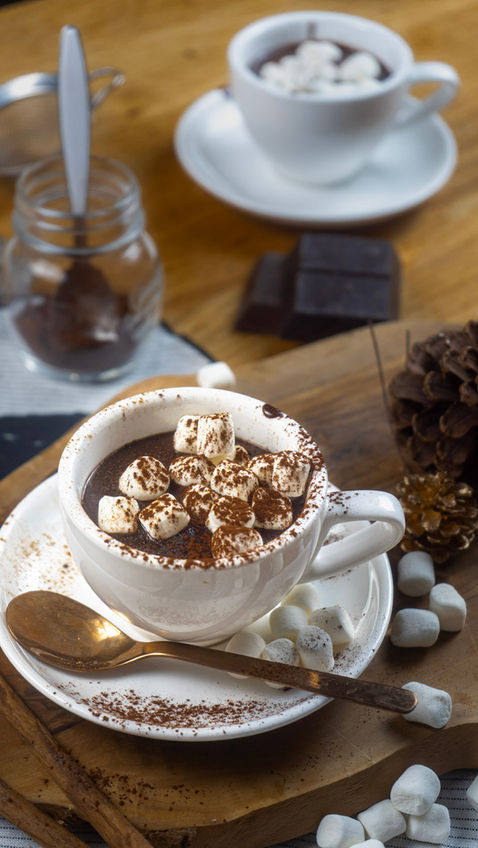 Cioccolata calda densa Italian-style: cremosa, avvolgente e pronta in pochi minuti. Ricetta autentica con cacao, amido e marshmallow. Perfetta per l’inverno.