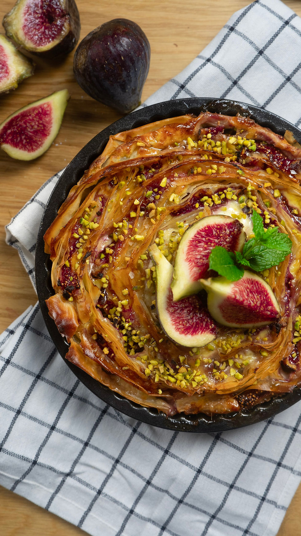 Scopri la ricetta della soufra di fichi: un dolce greco con pasta fillo, panna, uova e miele. Origini tra Grecia e Medio Oriente, sapori autunnali da condividere.