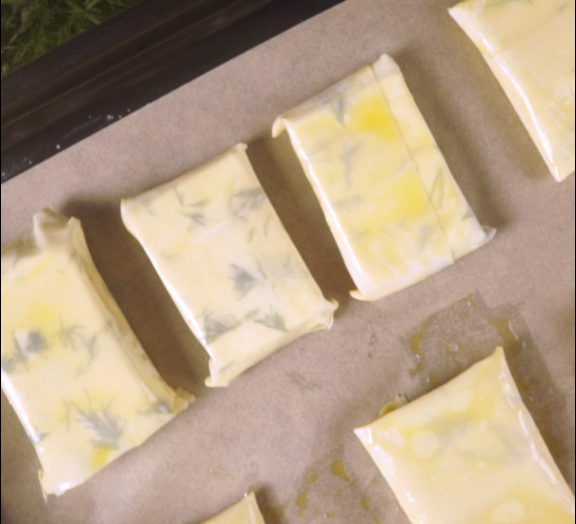 Feta in pasta fillo: disporre su carta forno