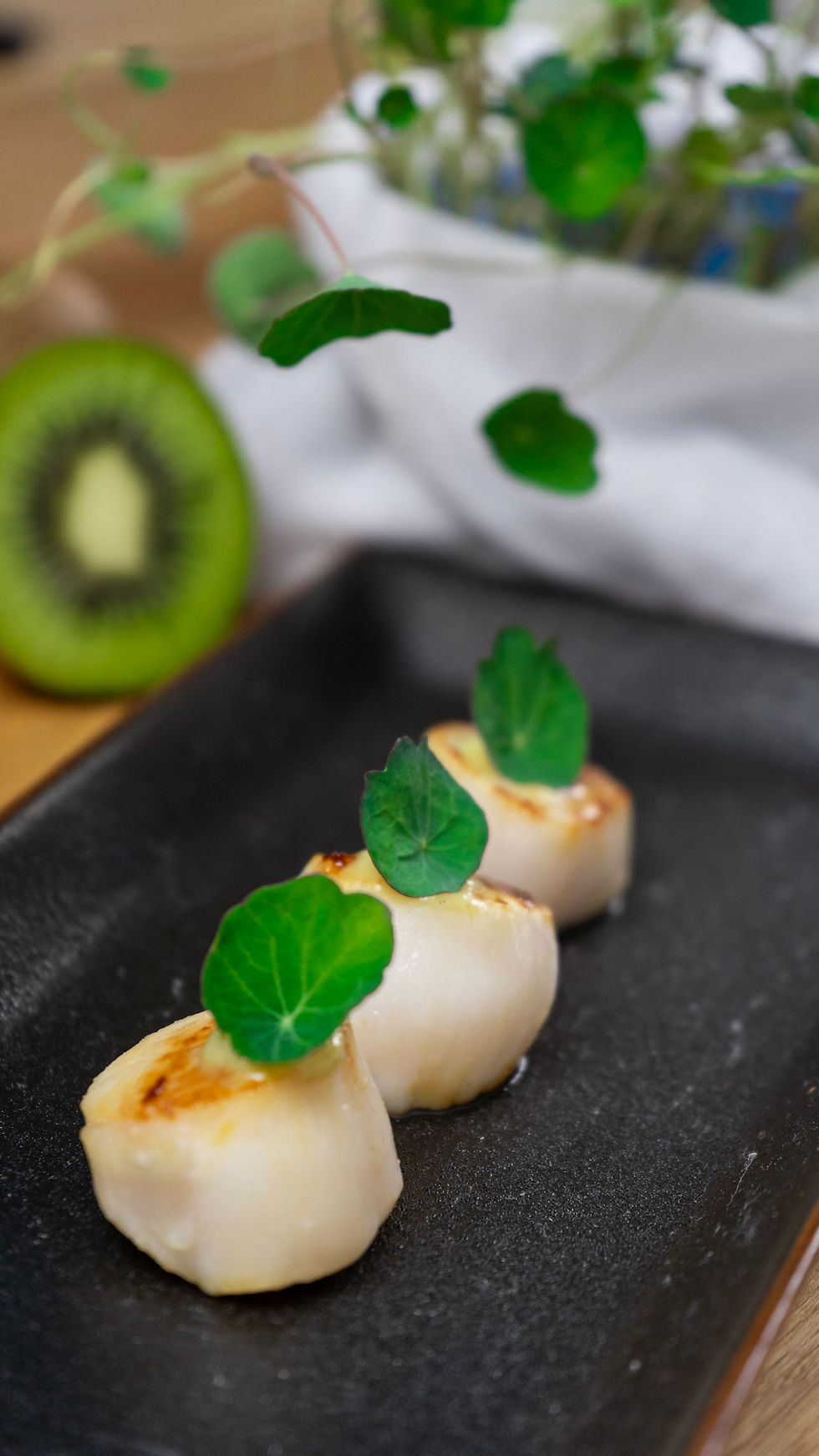 Capasanta americana con salsa al kiwi, basilico e nasturzio