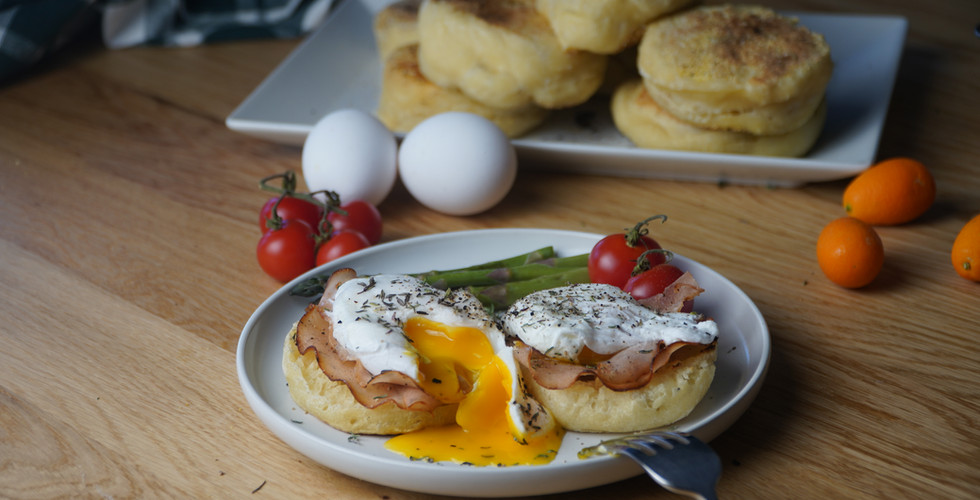 Eggs Benedict, su english muffin con uovo e tacchino