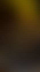 "Torta Caprese versione donut al caffè su vassoio di ardesia con ovetti di Pasqua colorati, dolce senza farina fatto in casa