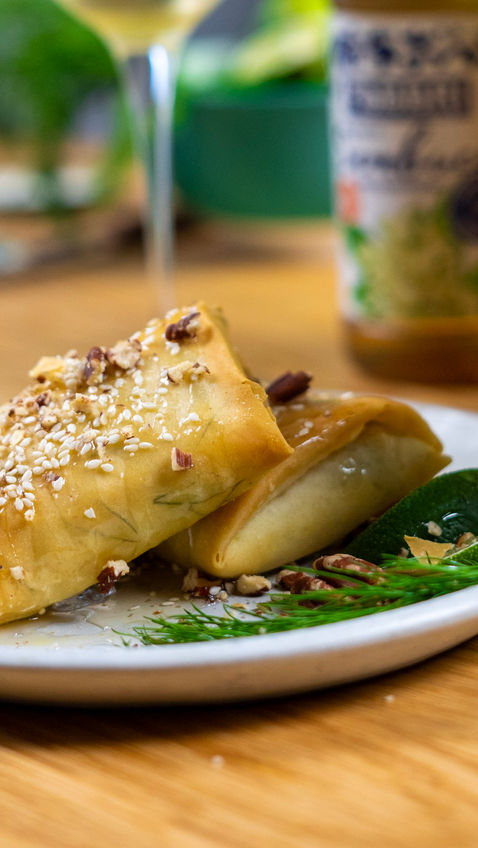 Feta in pasta fillo croccante al forno con miele, sesamo e noci pecan: finger food facile e scenografico perfetto per aperitivo e buffet.