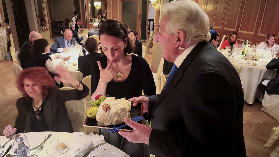 Ilaria Vitale mentre mangia il Gorgonzola