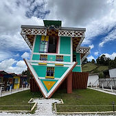 Casa al revés guatapé.jpg