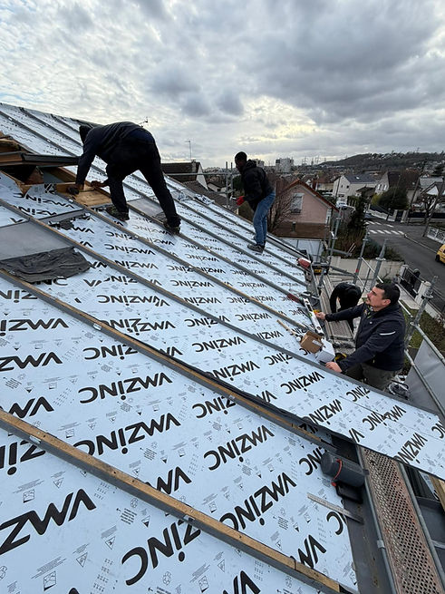Pose-de-plaque-de-zinc-façonnées-sur-place-équipe-de-couvreur-AMB-94-93-77