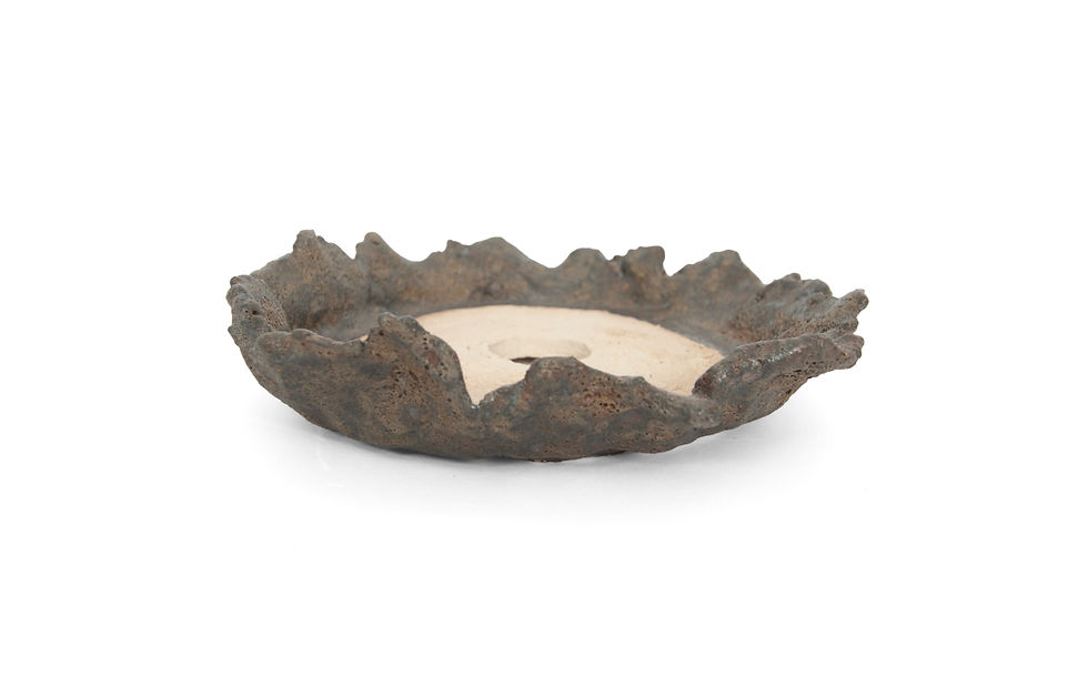Thumbnail: Kleine slab voor shohin of klein bos in donkerbruine glazuur, zijkant