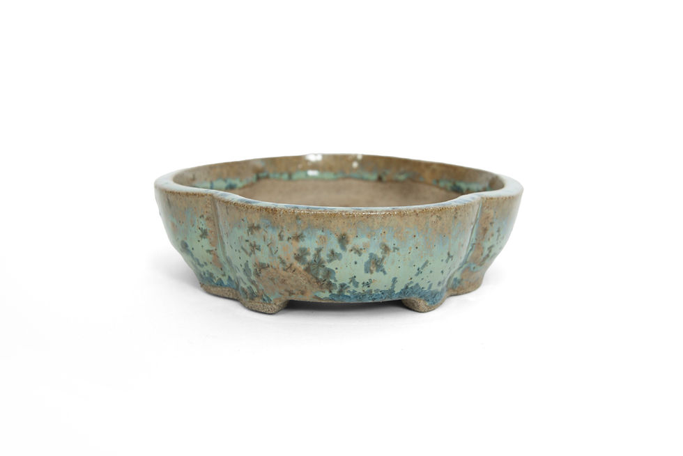 Thumbnail: Mokko vormige shohin bonsai pot in grijze klei met een blauw kristallen glazuur, zijkant