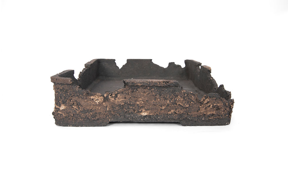 Thumbnail: Rechthoekige bonsai pot  in zwarte ruwe klei met accenten van beige matte glazuur voor een dai bonsai, zijkant
