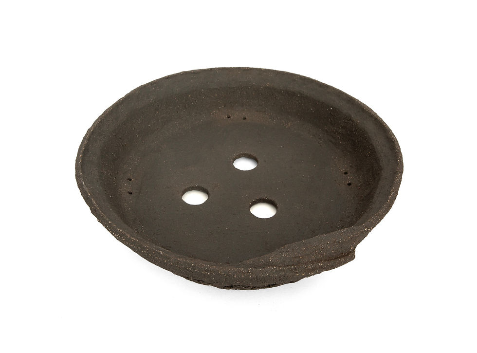Thumbnail: Ronde bonsai pot van grove zwarte klei met een rand die over elkaar valt van bovenaf