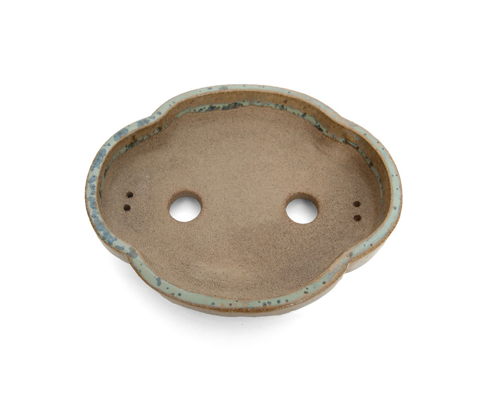 Thumbnail: Mokko vormige shohin bonsai pot in grijze klei met een blauw kristallen glazuur van bovenaf
