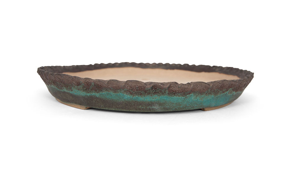 Thumbnail: Ronde lage grotere bonsai pot met een rafelige rand in grijs/zwarte glazuur en daaronder groene glazuur, andere zijde