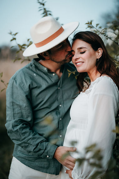 Couple posing during their pergancy and maternity photoshoot in Zürich, Switzerland