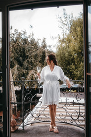 bride sipping champagne with robe wedding at schloss Hunegg in Thun