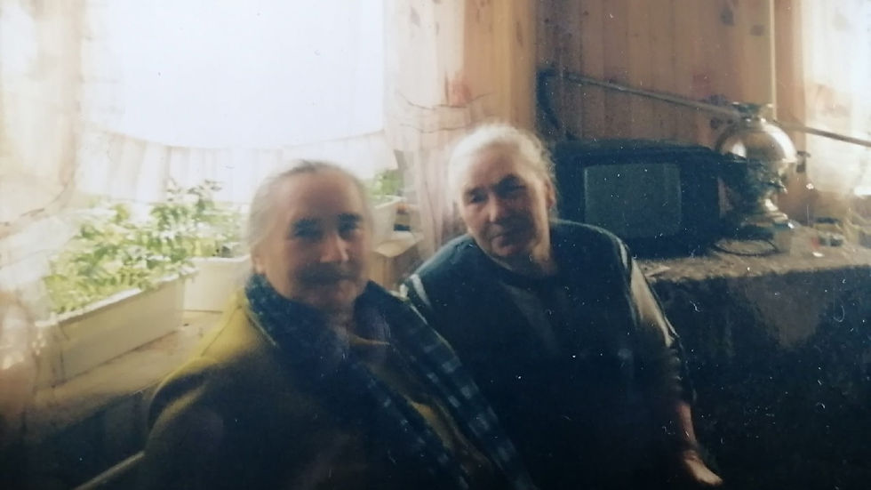 Ефросинья Федотовна (справа) общается со своей подругой