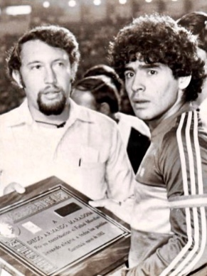 El 27 de enero de 1982 con Diego Maradona entrega de plaqueta antes del juego Boca Juniors- Comunicaciones. 