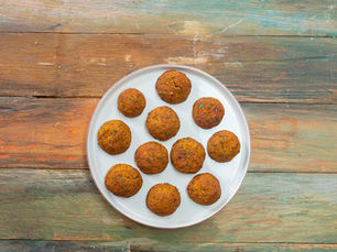 Ev yapımı falafel tarifi ile hem sağlıklı hem lezzetli bir atıştırmalık hazırlayın. Nohut, kırmızı biber ve baharatlarla zenginleşen bu pratik tarif 20-30 dakikada hazır!