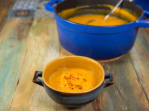 Bal kabağı çorbası tarifiyle soğuk günlerde içini ısıt! Yumuşacık dokusu, hafif tatlı aroması ve vitamin dolu içeriğiyle hem besleyici hem nefis.