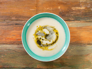 Yoğurtlu buğday çorbası tarifiyle hem sağlıklı hem de geleneksel bir lezzeti sofranıza taşıyın. Yoğurt, buğday ve naneli tereyağıyla hazırlanan bu hafif çorba, yaz-kış tüketebileceğiniz pratik ve şifalı bir seçenek.