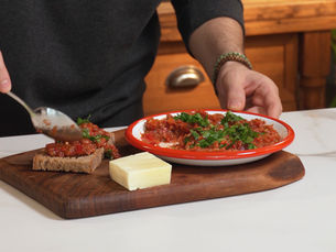 Ekmek üstü acılı ezme tarifi! Baharatlı, bol aromalı ve pratik yapımıyla kahvaltılara, meze sofralarına ve atıştırmalıklara çok yakışıyor.