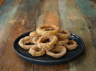 Fırında soğan halkası tarifiyle dışı çıtır içi yumuşacık, sağlıklı ve hafif bir atıştırmalık hazırlayın. Yağsız, lezzetli ve pratik tarifi hemen deneyin!