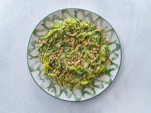 Kabak spagetti tarifi ile hafif, sağlıklı ve glutensiz bir makarna alternatifi hazırlayabilirsin. Pratik, doyurucu ve nefis bir seçenek!
