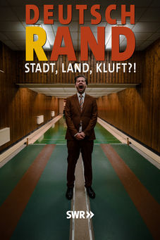 DEUTSCHRAND taucht ab – in Käffer und Provinzen deutscher Randgebiete. In der Doku-Reihe prallt Großstädter und Musiker David Julian Kirchner auf Lebensrealitäten von Landbewohner*innen und hinterfragt Klischees in Kneipen, Kuhställen und auf Kegelbahnen.