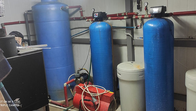 Включає в себе такі етапи очищення:
1. Фільтр механічний дисковий 2" 2шт.
2. Система дозації окисника
3. Фільтр знезалізнювач 1665
4. Фільтр комплексного очищення води 1665 2шт.
5. Фільтр тонкого очищення 5 мкм ВВ20 2шт.
6. Система зворотного осмосу 250 л/год
7. Пост-вугільний фільтр