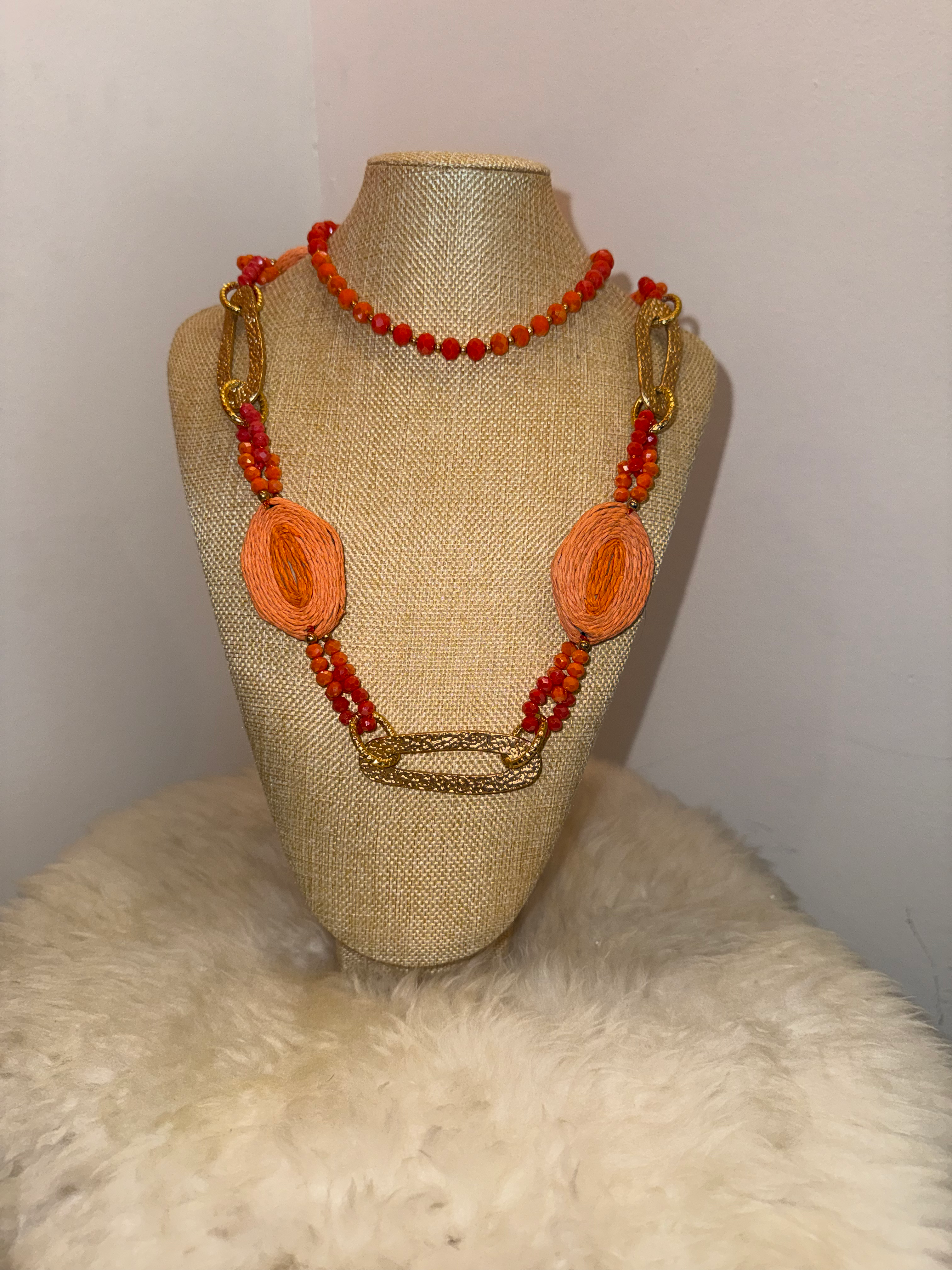 Collar Statement Naranja y Dorado con Cuentas y Aros Texturizados