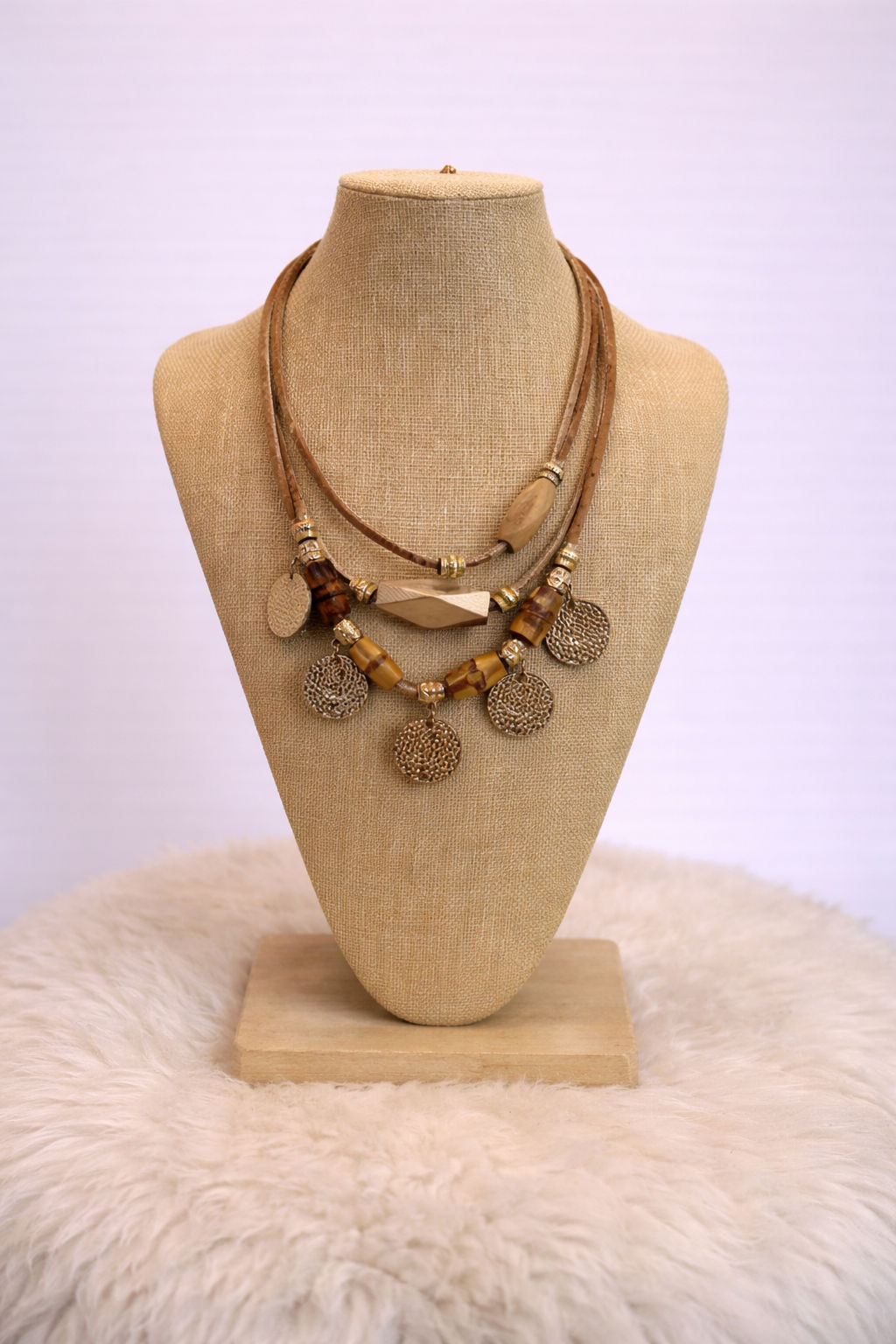 Collar Artesanal Étnico con Dijes Metálicos y Cadena de Corcho