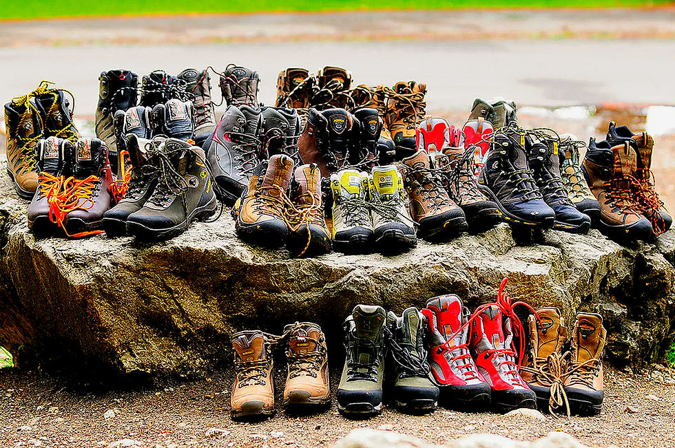 Viele Wanderschuhe auf einem Felsen im Freien, Wanderschuhe Wanderschuhe richtig auswählen.